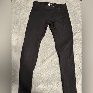 H&M Blk Leggings. No Pockets Sz S
Hip To Hip 15
Inseam To Bottom 32